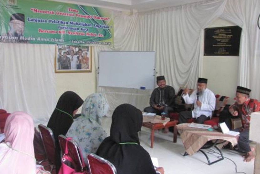 ketua umum dewan dakwah islamiyah indonesia (ddii) ustaz syuhada bahri (tengah) memotivasi kader muballighah