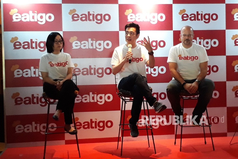 Co-founder & CEO Eatigo International Michael Cluzel, Co-founder  & CEO Eatigo Thailand Pumi Yuvacharusku, dan Marketing Manager Eatigo  Indonesia Shintia Xu dalam acara peluncuran resmi Eatigo di SCBD Jakarta,  Selasa (22/1).