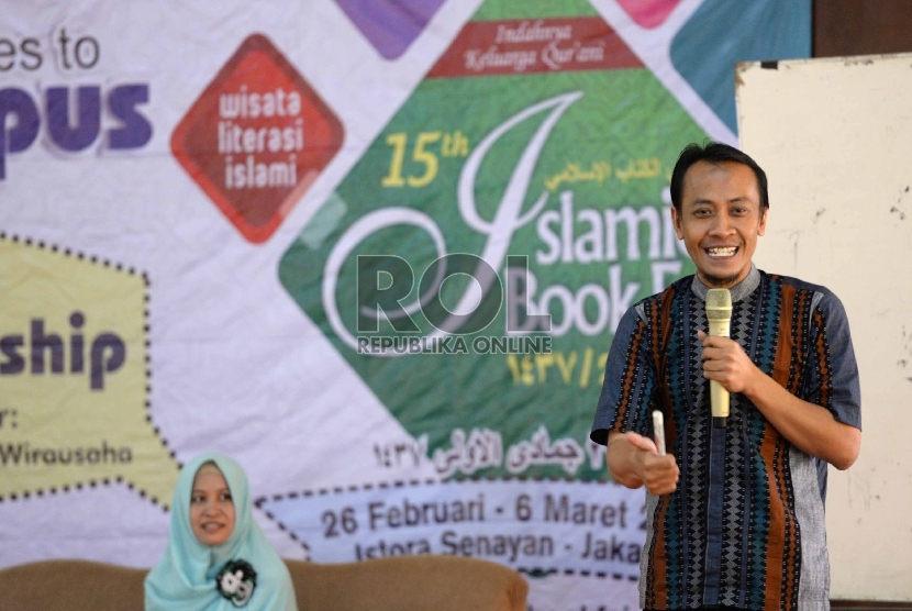 (dari kanan) CEO Properti Syariah Rosyid Azis bersama CEO Khanz Hijab Bogor Juwita Karo Karo menjadi pembicara dalam CEO Talk di Kamus Ibnu Khaldun, Bogor, Jawa Barat, Kamis (26/11).