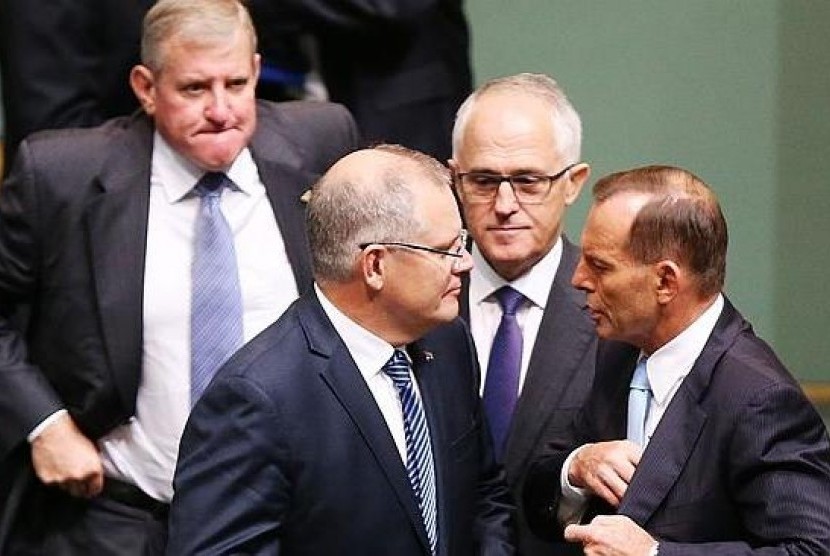 Tony Abbott (kanan) Malcolm Turnbull (tengah) sebagai Perdana Menteri Australia.