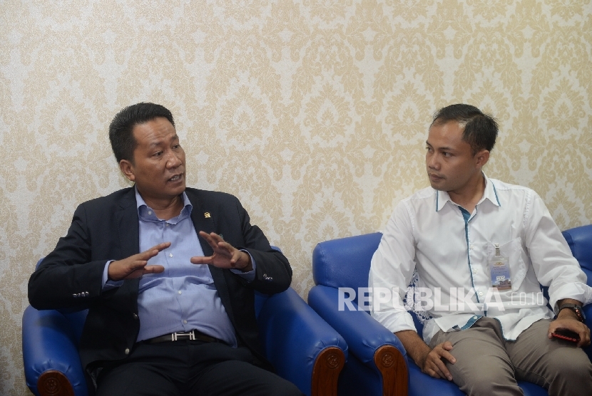 (dari kedua kiri) Ketua Badan Legislasi (Baleg) DPR Supratman Andi Agtas berdiskusi bersama Koalisi Masyarakat Sipil Antikorupsi yang diwakili oleh Donal Fariz sebelum menyerahkan petisi penolakan revisi UU KPK ke Badan Legislasi DPR di Komplek Parlemen Se