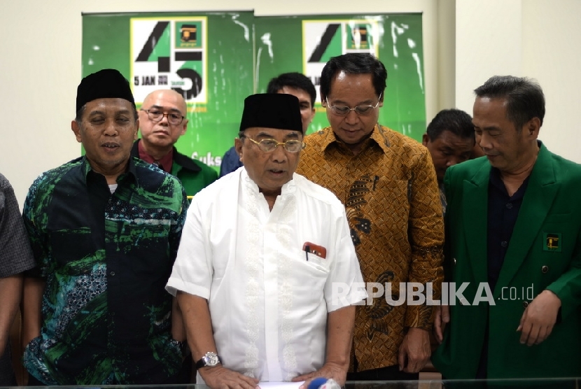 (dari kedua kiri) Politisi Senior PPP Tosari Widjaja bersama Ketum PPP Djan Faridz usai melaksanakan konferensi pers di Gedung PPP, Jakarta, Senin (22/2). 