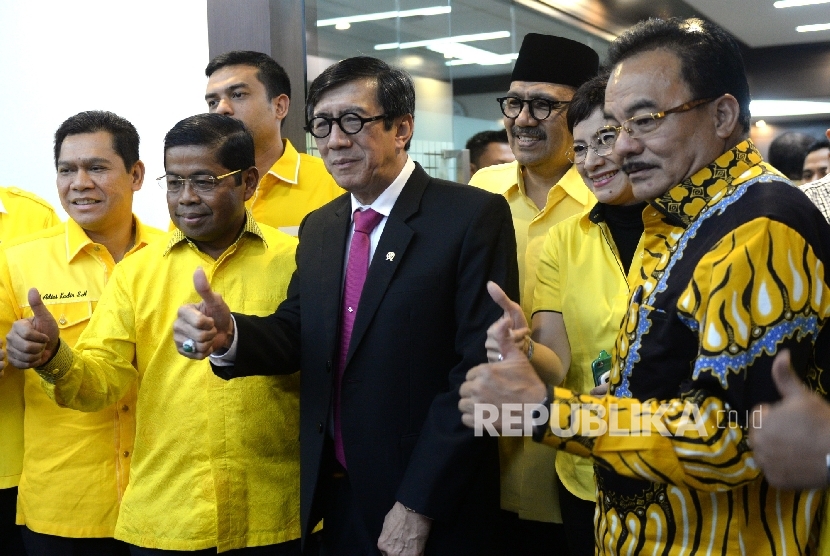 (dari kedua kiri) Sekjen Partai Golkar Idrus Marham dan MenkumHAM Yasonna Laoly serta fungsionaris Golkar usai menyerahkan daftar Pengurusan DPP Partai Golkar 2016-2019 di KemenkumHAM, Jakarta, Selasa (28/6). 