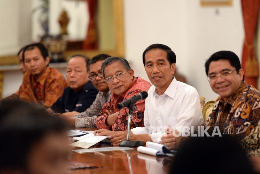 (dari kelima kiri) Menko Perekonomian Darmin Nasution, Presiden Joko Widodo, dan Kepala BKPM Franky Sibarani saat mengumumkan Paket Kebijakan Ekonomi ke-12 di depan petinggi media di Istana Negara, Jakarta, Kamis (28/4). (Republika/Wihdan) 