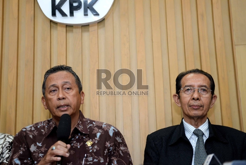 (dari kiri) Anggota V BPK Moermahadi Soerja Djanegara bersama Wakil Ketua KPK Zulkarnain saat konferensi pers usai penyerahan berkas audit investigasi pengadaan lahan RS Sumber Waras oleh BPK ke KPK di Jakarta, Senin (7/12). 
