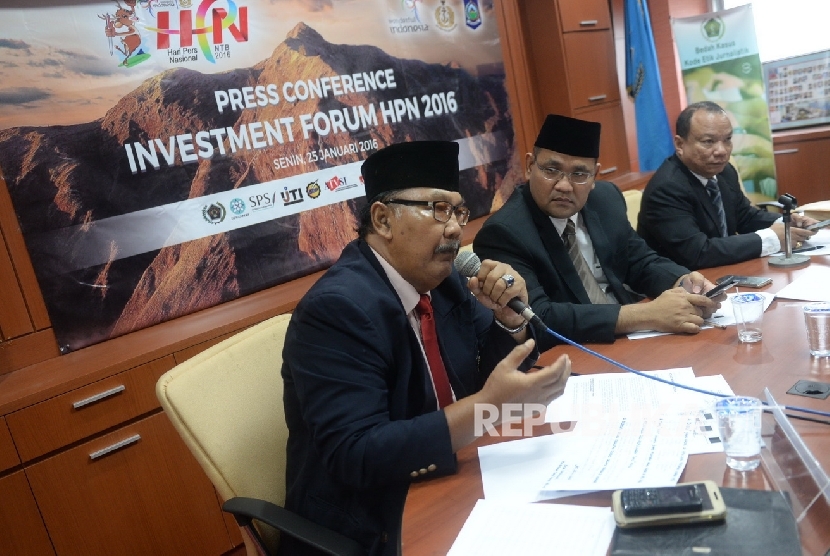  (dari kiri) Angota Bidang Media/ Tamu Asing HPN Bob Iskandar, Ketua Pelaksana HPN Teguh Santosa, dan Ketua Panitia Forum Investasi HPN Putut Prabantoro menggelar konferensi pers jelang Forum Ivestasi saat Hari Pers Nasional di Gedung Dewan Pers, Jakarta, 