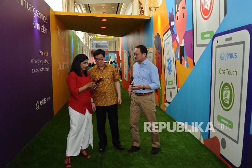 (dari kiri) Compliance Director BTPN Anika Faisal, President Director BTPN Jerry Ng dan Deputy President Director BTPN Djemi Suhenda berbincang saat diluncurkan aplikasi di Jakarta, Kamis (11/8). (Republika/Tahta Aidilla)