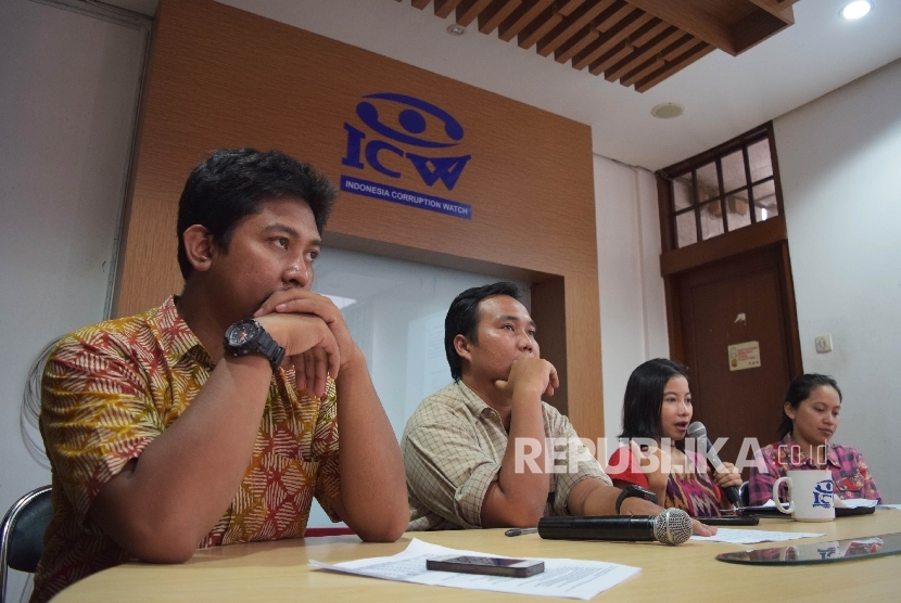 Deputi Direktur Indonesia Parliamentary Center (IPC) Ahmad Hanafi (kiri)