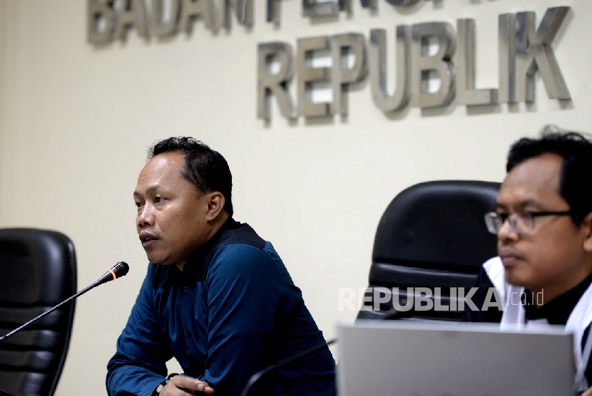 (dari kiri) Deputi Koorinator Nasional JPPR Sunanto bersama Koordinator Nasional JPPR Masykurudin Hafidz memaparkan hasil pemantauan dana kampanye Pilkada Serentak di Kantor Bawaslu, Jakarta.