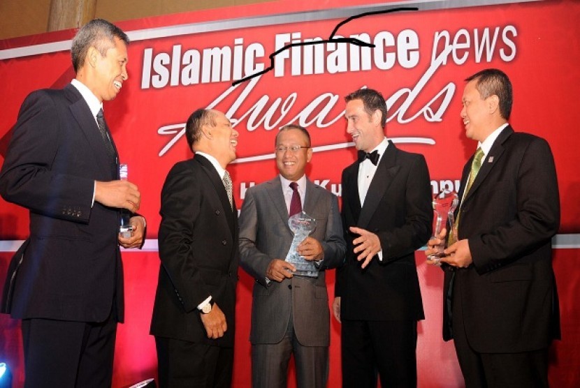  (Dari kiri) Direktur Eksekutif Departemen Perbankan Syariah Bank Indonesia Edy Setiadi,Dubes Indonesia untuk Malaysia Herman Prayitno,Direktur Utama Bank Muamalat Arviyan Arifin,Managing Director Islamic Finance News (IFN) Andrew Morgan dan Direktur Compl