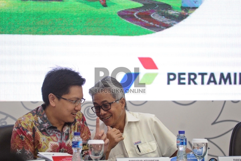 (dari kiri) Direktur Keuangan Pertamina Arif Budiman, Dirut Pertamina Dwi Soetjipto berbincang saat konferensi pers tentang kinerja Pertamina kuartal II di Kantor Pertamina, Jakarta, Selasa (5/8).