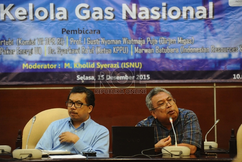 (dari kiri) Direktur Pengkajian Kebijakan dan Advokasi KPPU Taufik Ahmad, Pakar Energi UI Widodo Wahyu Purwanto berbicara dalam Seminar Nasional Tata Kelola Gas Nasional di Kompleks parlemen Senayan, Jakarta, Selasa (15/12). 