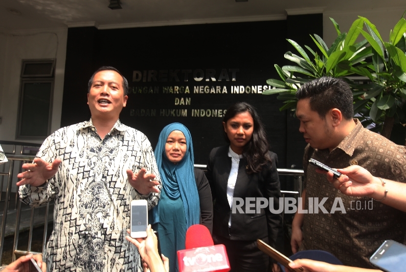 Head of the Indonesian Citizen Protection Directorate General from the Foreign Ministry Lalu Muhammad Iqbal (left)