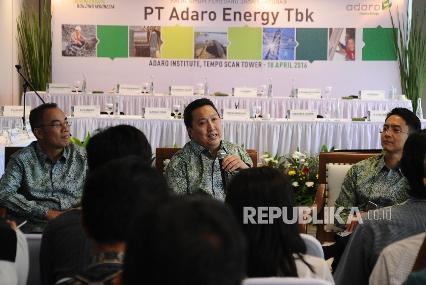 Presiden Direktur Garibaldi Thohir (tengah) usai Rapat Umum Pemegang Saham Tahunan (RUPST) PT. Adaro Energy Tbk 2016 di Jakarta, Senin (18/4).(Republika/ Tahta Aidilla) 