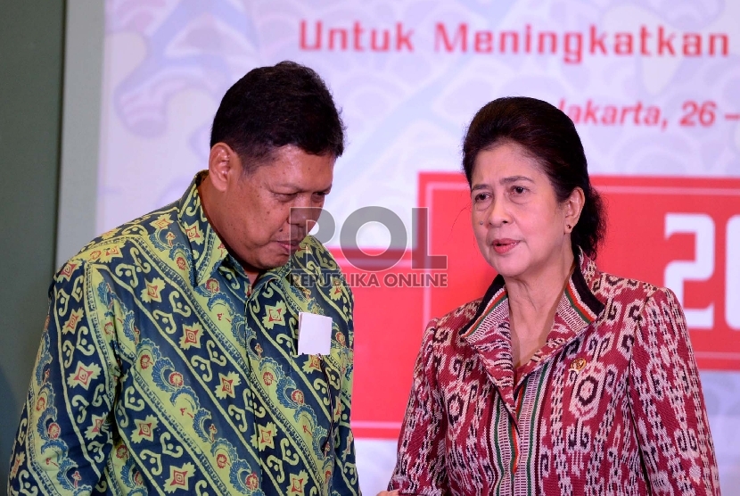 (dari kiri) Direktur Utama Biofarma Iskandar berbincang bersama Menteri Kesehatan Nila Djuwita F Muluk saat pembukaan Forum Riset Vaksin Nasional (FRVN) 2015 di Jakarta, Rabu (26/8).   (Republika/Wihdan)