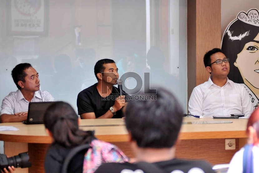 Peneliti Indonesia Corruption Watch (ICW) Adnan Topan Husodo (tengah).