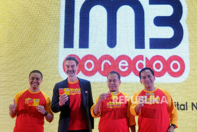 (dari kiri), Division Head Data Service, Sharif Mahfoedz. Chief Marketing Officer Indosat Ooredoo, Andreas Gregori. Head of Region Jabodetabek Indosat Ooredoo, Suwidyo serta Head of Sales Jakarta Area Indosat Ooredoo, Eric Danari menunjukan kartu paket fre