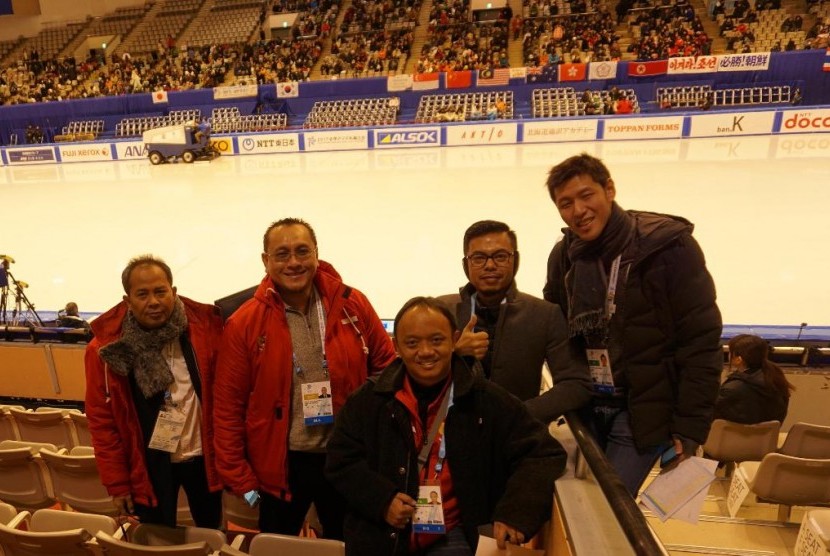 (dari kiri) Dua anggota Komite Olimpiade Indonesia (KOI), Raja Parlindungan Pane dan Harry Warganegara, berserta pengurus FHEI saat menyaksikan perlombaan short track speed skating di Makomanai Indoor Skating Rink di Sapporo, Jepang, Rabu (22/2).