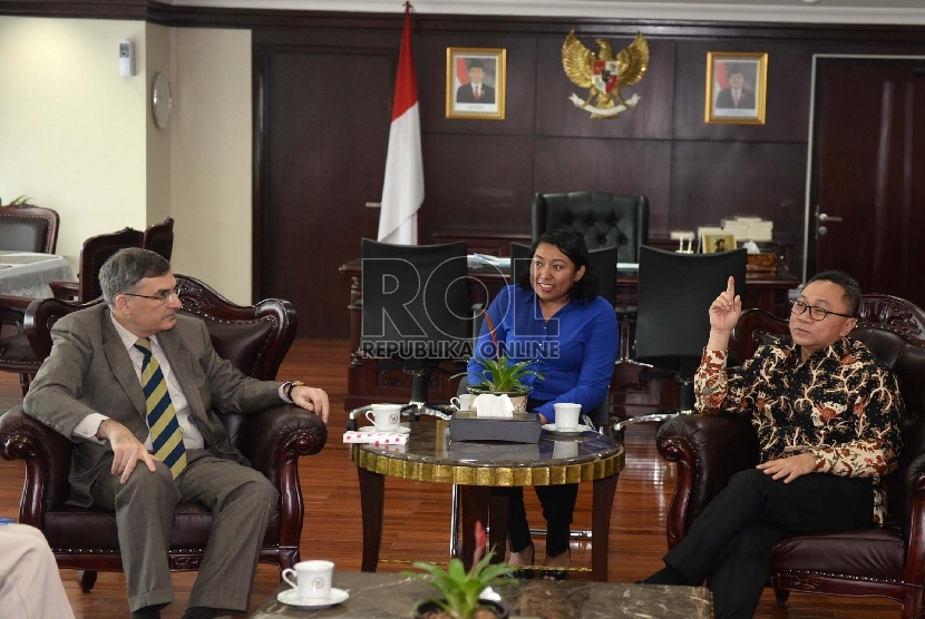 (dari kiri) Duta Besar Kanada untuk Indonesia Donald Bobaish bertemu dengan Ketua MPR Zulkifli Hasan di Komplek Parlemen Senayan, Jakarta, Senin (7/9).  (Republika/Wihdan)