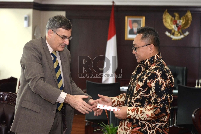 (dari kiri) Duta Besar Kanada untuk Indonesia Donald Bobaish bertemu dengan Ketua MPR Zulkifli Hasan di Komplek Parlemen Senayan, Jakarta, Senin (7/9).  (Republika/Wihdan)