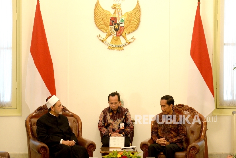  (dari kiri) Grand Syekh Al Azhar Prof. Dr. Syekh Ahmad Muhammad Ahmad Ath-Thayyeb bersama Presiden RI Joko Widodo saat pertemuan tertutup di Istana Merdeka, Jakarta, Senin (22/2). 