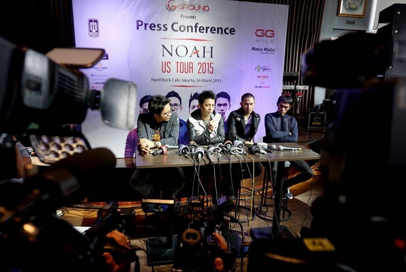 (dari kiri) Grup band Noah dengan personilnya David (keyboad), Ariel (vokal), Uki (gitar) dan Lukman (gitar) memberi keterangan pers terkait tur musik internasionalnya di Hard Rock Cafe, Jakarta, Senin (16 /3).