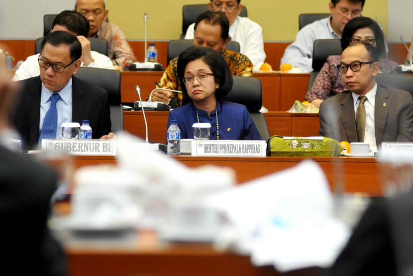 (dari kiri) Gubernur Bank Indonesia Agus Martowardojo, Kepala Bappenas Armida Alisjahbana, dan Menteri Keuangan Chatib Basri mendengarkan paparan anggota badan anggaran di Komplek Parlemen Senayan, Jakarta, Selasa (3/6). 