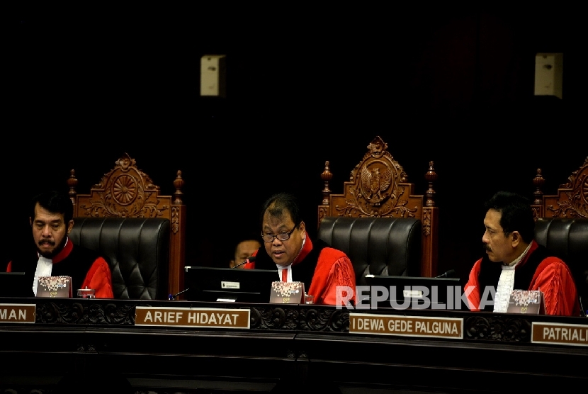  (dari kiri) Hakim Konstitusi Anwar Usman, Ketua Hakim Konstitusi Arief Hidayat, dan Hakim Konstitusi I Dewa Gede Palguna memimpin sidang di Mahkamah Konstitusi, Jakarta, Senin (18/1).(Republika/Wihdan)