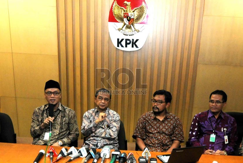   (dari kiri) Inspektur Jendral Kemenag M Yasin, Wakil Ketua Komisi Pemberantasan Korupsi (KPK) Busyro Muqoddas, dan Direktur Gratifikasi KPK Giri Supradiono saat memberikan keterangan pers terkait gratifikasi penghulu di Gedung KPK, Jakarta, Rabu (18/12).