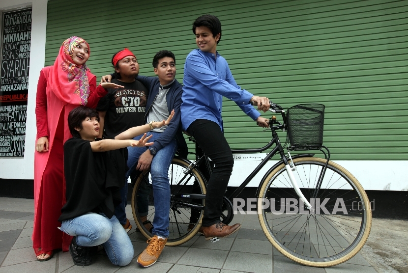 (dari kiri) Izzah Ajrina,Aquino Umar, Muhammad Bagya, Aquino Umar,Masaji Wijayanto, dan Hamas Syahid Pemeran utama film 