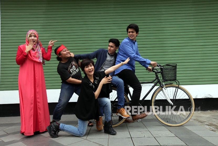 (dari kiri), Masaji Wijayanto,Aquino Umar, Muhammad Bagya, Izzah Ajrina, Hamas Syahid Pemeran utama film 