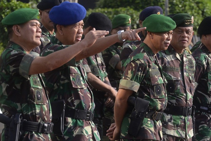 (dari kiri) Jenderal TNI Budiman, Marsekal TNI IB Putu Dunia, Letjen TNI Munir dan Letjen TNI Gatot Nurmantyo saat menghadiri apel siaga pengamanan Pilpres 2014 di Mabes AD, Jakarta Pusat, Selasa (22/7). 