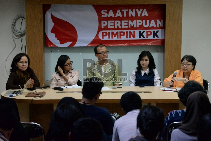 (dari kiri) Juru Bicara Pansel KPK Betti Alisjahbana, Moderator Almas Sjafrina, Koordinator Bidang Hukum ICW Emerson Yuntho, Ketua Umum PSI Grace Natalie dan Akademisi Ani Soetjipto menjadi narasumber dalam diskusi di Jakarta, Sabtu (20/6).(Republika/Prayo