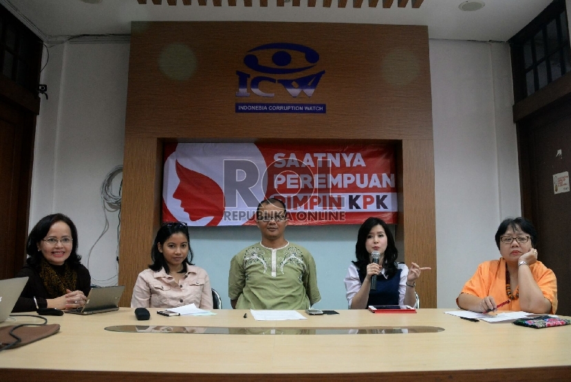 (dari kiri) Juru Bicara Pansel KPK Betti Alisjahbana, Moderator Almas Sjafrina, Koordinator Bidang Hukum ICW Emerson Yuntho, Ketua Umum PSI Grace Natalie dan Akademisi Ani Soetjipto menjadi narasumber dalam diskusi di Jakarta, Sabtu (20/6).(Republika/Prayo