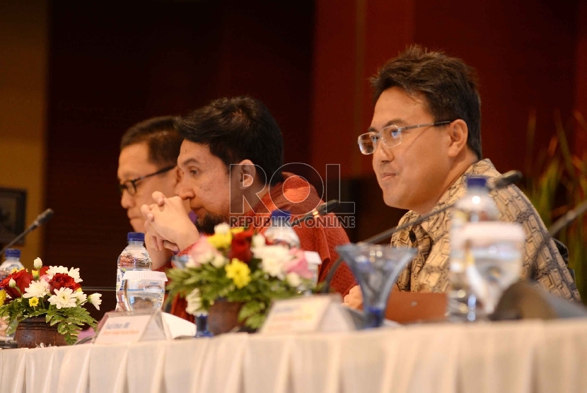 (dari kiri-kanan) Achmad Kusna Permana Dewan Syariah Nasional MUI Adiwarman Karim, dan Fauzi Ichsan menjadi narasumber dalam diskusi nasional, Jakarta, Selasa (14/4). (Republika/ Yasin Habibi)