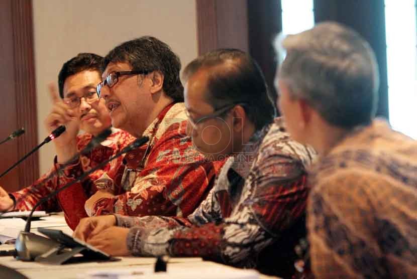  (dari kiri-kanan) Ahmad Buchori, Mulya E. Siregar, Herry Suhardiyanto, Edy Setiadi memberikan keterangan pers tentang Forum Riset keuangan Syariah di gedung Bank Indonesia, Jakarta, Selasa (7/10). (Republika/ Yasin Habibi)