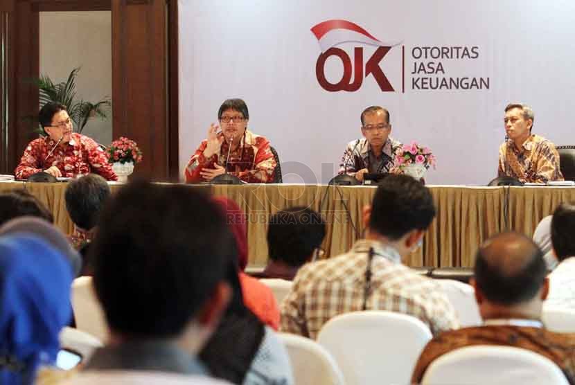  (dari kiri-kanan) Ahmad Buchori, Mulya E. Siregar, Herry Suhardiyanto, Edy Setiadi memberikan keterangan pers tentang Forum Riset keuangan Syariah di gedung Bank Indonesia, Jakarta, Selasa (7/10). (Republika/ Yasin Habibi)