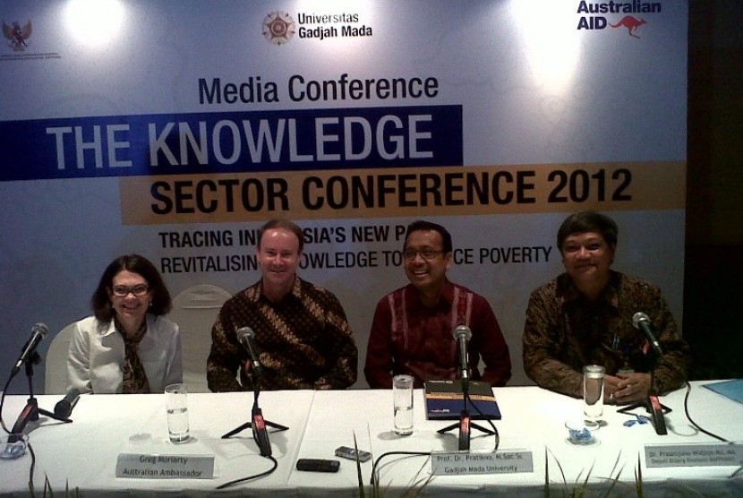(Dari Kiri-Kanan) Kepala ASUSAID Indonesia Jacqui De Lacy, Dubes Australia Greg Moriarty, Rektor UGM Pratikno, dan Deputi Bidang Ekonomi Perencanaan Pembangunan Nasional Prasetijono Widjodjo