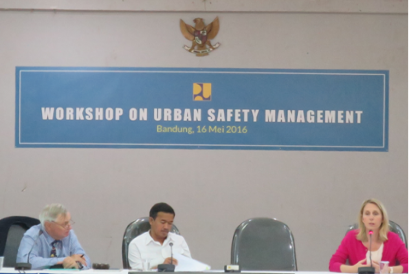 (Dari kiri-kanan) Stein Lundebye, Panjta Dharma Oetojo (Moderator), dan Helena Svensson menjadi pembicara dalam Workshop Urban Safety Manajemen, di Bandung, Senin (16/5).