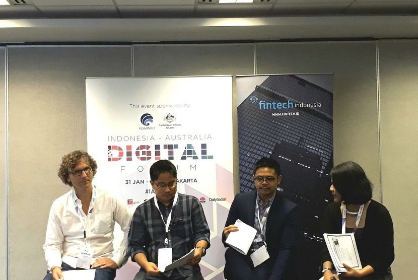 (Dari kiri ke kanan) Founding Partner of Fin Tech Australia Simon Cant, Wakil Sekretaris Umum Asosiasi Fintech Indonesia (AFTECH) Ari Awan, dan Direktur Eksekutif Kebijakan Publik Asosiasi Fintech Indonesia (AFTECH) M. Ajisatria Suleiman memberi keterangan kepada media seputar forum tekfin yang digelar bersama AFTECH dengan Fin Tech Australia di Jakarta, Rabu (31/1).