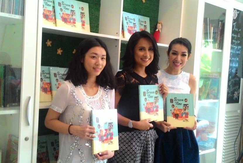 (Dari kiri ke kanan) Ilustrator Inez Tiara, Penulis Buku Screen Time Tascha Liudmilla, dan Psikolog Anak Elizabeth Santosa berfoto bersama dalam peluncuran buku di Jakarta.