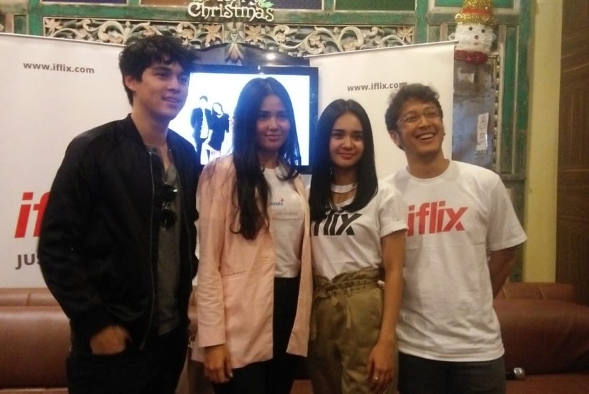 (Dari kiri ke kanan) Maxime Bouttier, Yunita Siregar, Michelle Ziudith, dan Dimas Anggara saat menghadiri rilis resmi trailer Magic Hour: The Series 2 di Summarecon Mall Serpong, Tangerang Selatan, Ahad (16/12).