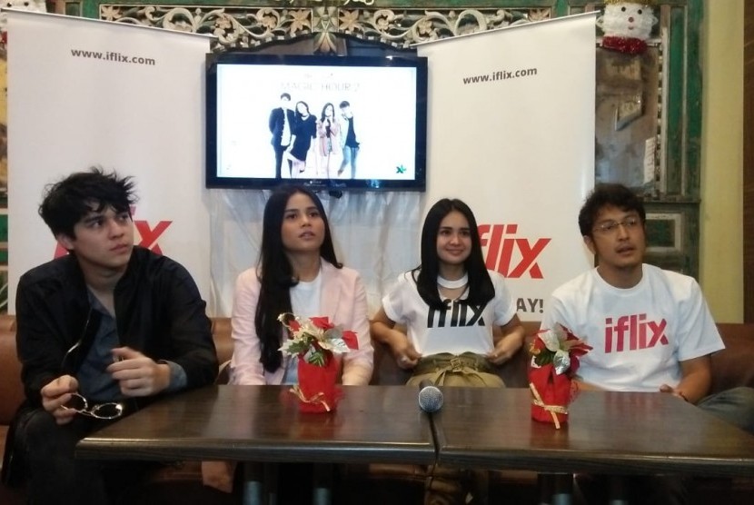 (Dari kiri ke kanan) Maxime Bouttier, Yunita Siregar, Michelle Ziudith, dan Dimas Anggara saat menghadiri rilis resmi trailer Magic Hour: The Series 2 di Summarecon Mall Serpong, Tangerang Selatan, Ahad (16/12).