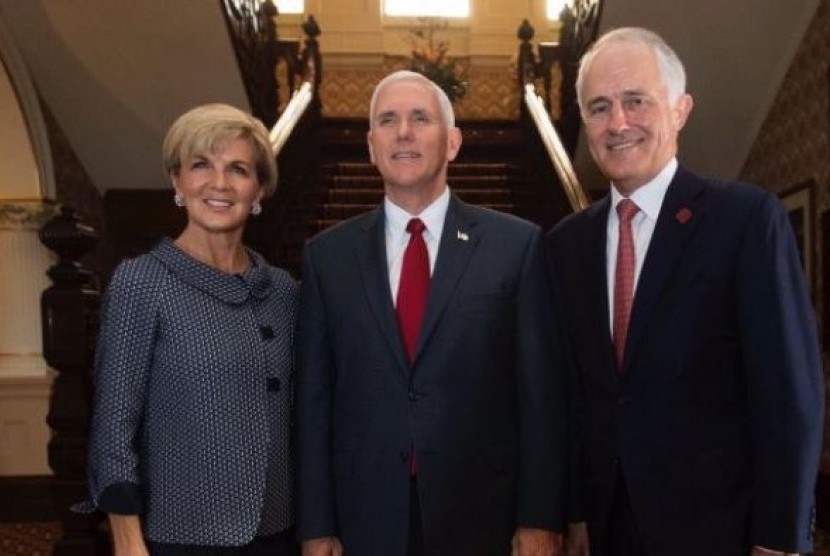 (Dari kiri ke kanan) Menteri Luar Negeri Australia Julie Bishop, Wakil Presiden AS Mike Pence dan Perdana Menteri Australia Malcolm Turnbull.