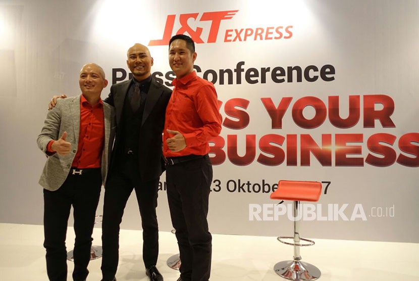 (Dari kiri ke kanan). Pendiri J&T Express Jet Lee, Brand Ambassador J&T Express Deddy Corbuzier, Chief Executive Officer (CEO) J&T Express Indonesia Robin Lo