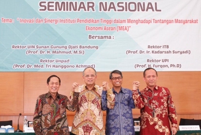  (Dari kiri ke kanan) Rektor ITB Prof Kadarsah Suryadi, Rektor UPI Prof Furqon, Rektor Unpad Prof Tri Hanggono Achmad dan Rektor UIN Bandung Prof Mahmud. 