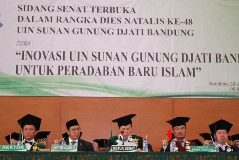 (Dari kiri ke kanan), Rektor UIN Bandung Prof Mahmud, Menteri Agama Lukman Hakim Saifuddin, Ketua Senat UIN Bandung Prof Nanat Fatah Natsir, Direktur Program Pascasarjana Prof Agus Salim Mansyur, Dekan Fakultas Ushuluddin Prof Rosihon Anwar. 