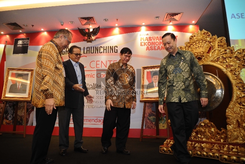 (dari kiri) Kepala AEC Center Tri Mardjoko, ASEAN Bussines Advisor Soebronto Laras, Dirjen Kerjasama Perdagangan Internasional Bachrul Chairi dan Menteri Perdagangan Thomas Lembong berbincang saat meluncurkan ASEAN Economic Community (AEC) Center di kantor