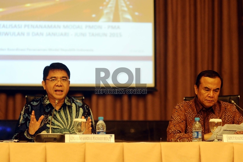 (dari kiri) Kepala Badan Koordinasi Penanaman Modal (BKPM) Franky Sibarani (kiri) didampingi Deputi Pengendalian dan Pelaksanaan BKPM Azhar Lubis menggelar keterangan pers realisasi investasi Triwulan II Tahun 2015 di Kantor BKPM, Jakarta, Senin (27/7).