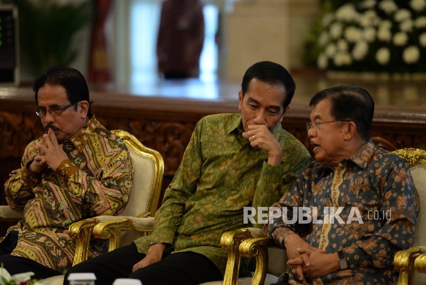 (dari kiri) Kepala Bappenas Sofyan Djalil, Presiden Joko Widodo, dan Wakil Presiden Jusuf Kalla menghadiri penutupan Musrenbangnas 2016 di Istana Negara, Rabu (11/5). (Republika/ Wihdan)
